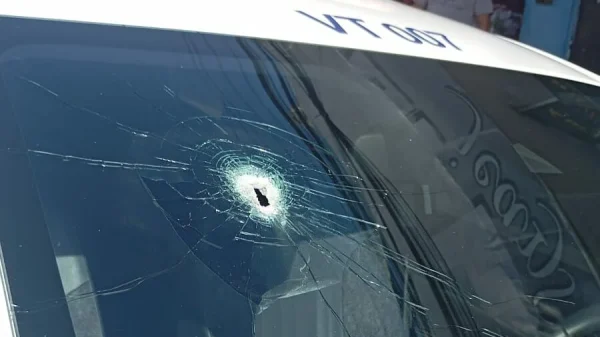 imagens registraram uma viatura da GMN com o para-brisas marcado por um tiro, o que reforça a gravidade do incidente.