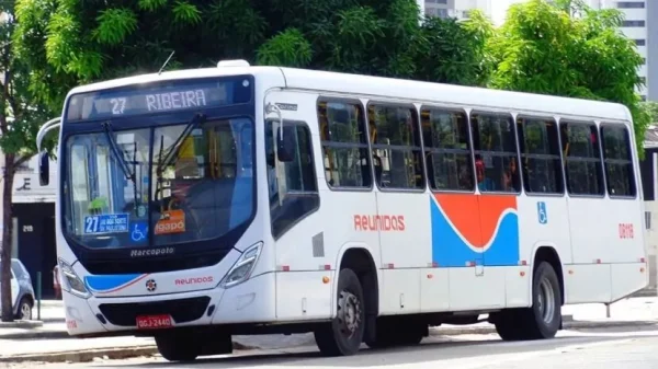 Ônibus da empresa Reunidas parado no ponto.
