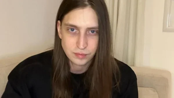 Youtuber aparece sentado em um trecho do vídeo sobre adultização de crianças.