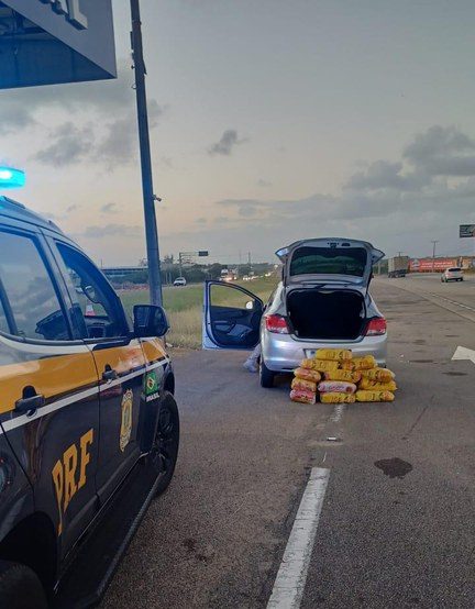 Três homens são presos na BR-101 após furtarem supermercado- De acordo com a PRF, os suspeitos usavam um veículo Chevrolet Onix de cor prata