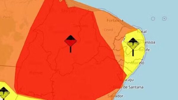 Nesse caso, o risco é considerado menor, mas ainda há possibilidade de queda de energia, galhos de árvores, alagamentos e descargas elétricas.